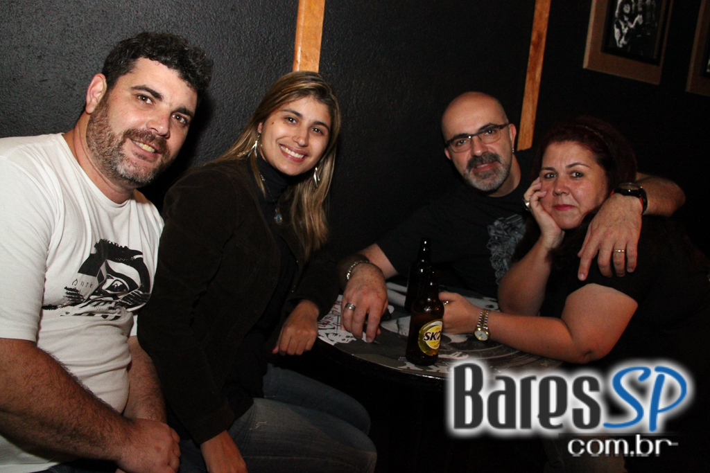 Bandas Sim Senhora e Time Zone embalaram a sexta-feira no Sky Music Bar Bandas Sim Senhora e Time Zone embalaram a sexta-feira no Sky Music Bar