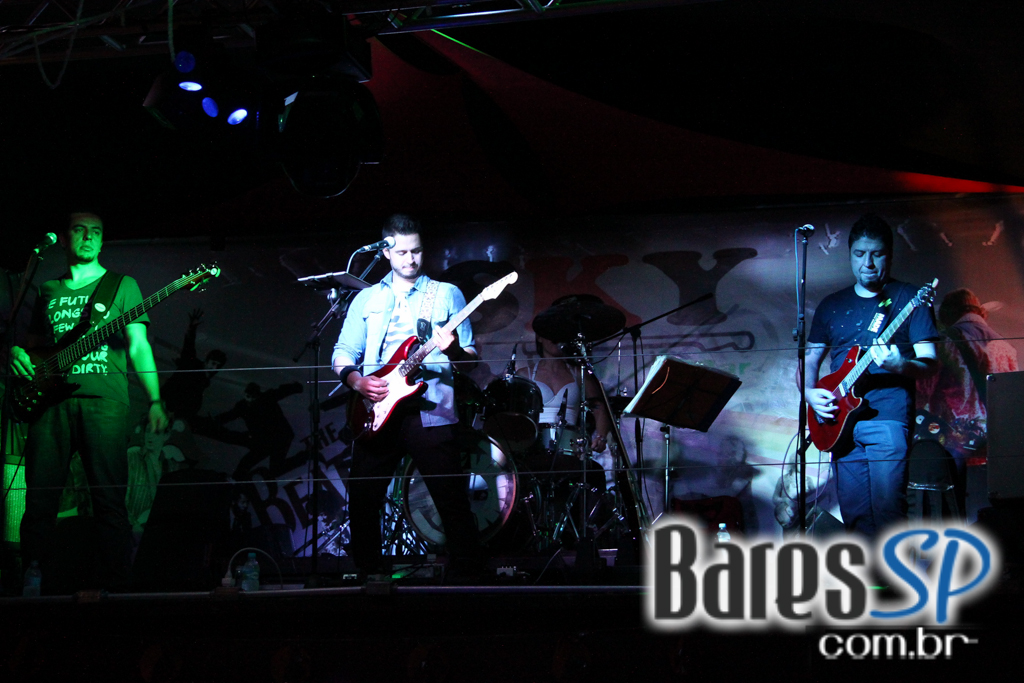 Bandas Sim Senhora e Time Zone embalaram a sexta-feira no Sky Music Bar Bandas Sim Senhora e Time Zone embalaram a sexta-feira no Sky Music Bar