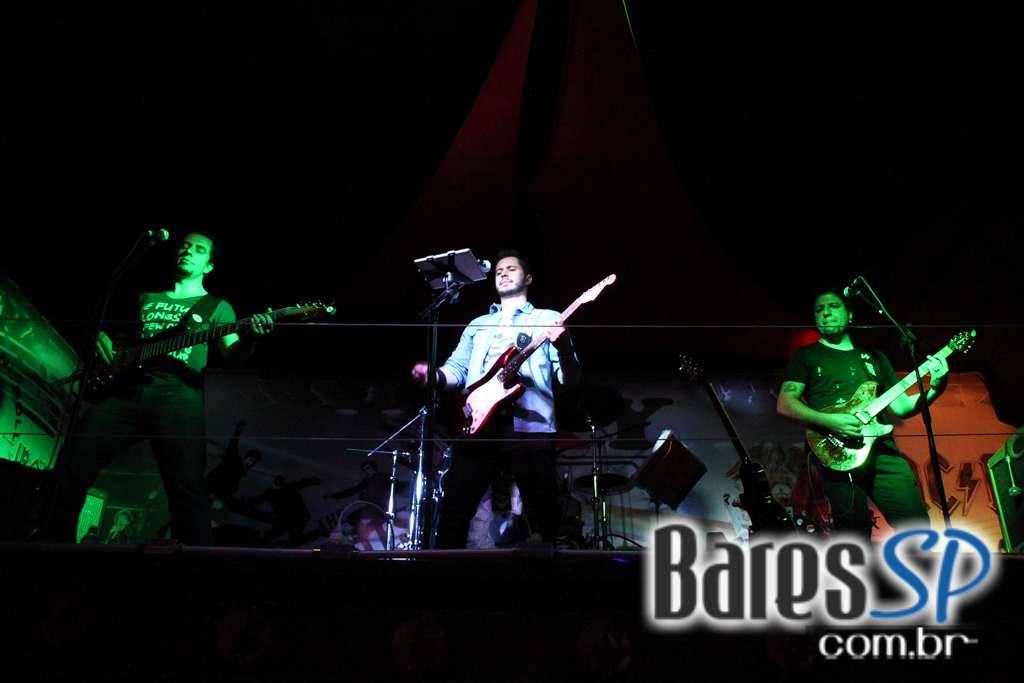 Bandas Sim Senhora e Time Zone embalaram a sexta-feira no Sky Music Bar Bandas Sim Senhora e Time Zone embalaram a sexta-feira no Sky Music Bar