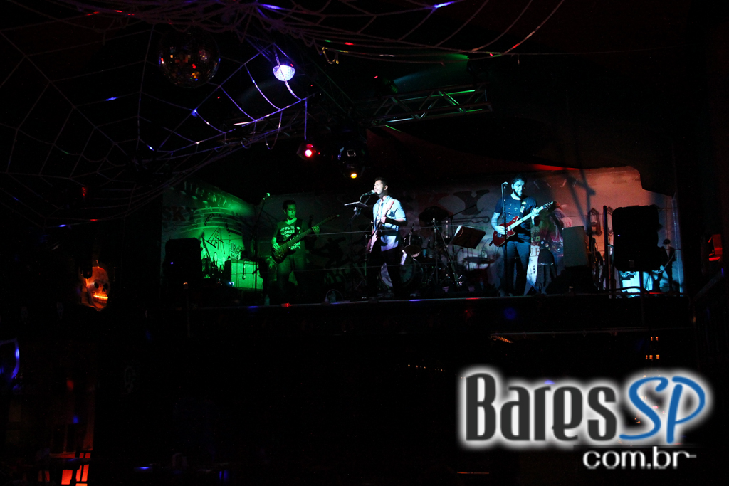 Bandas Sim Senhora e Time Zone embalaram a sexta-feira no Sky Music Bar Bandas Sim Senhora e Time Zone embalaram a sexta-feira no Sky Music Bar