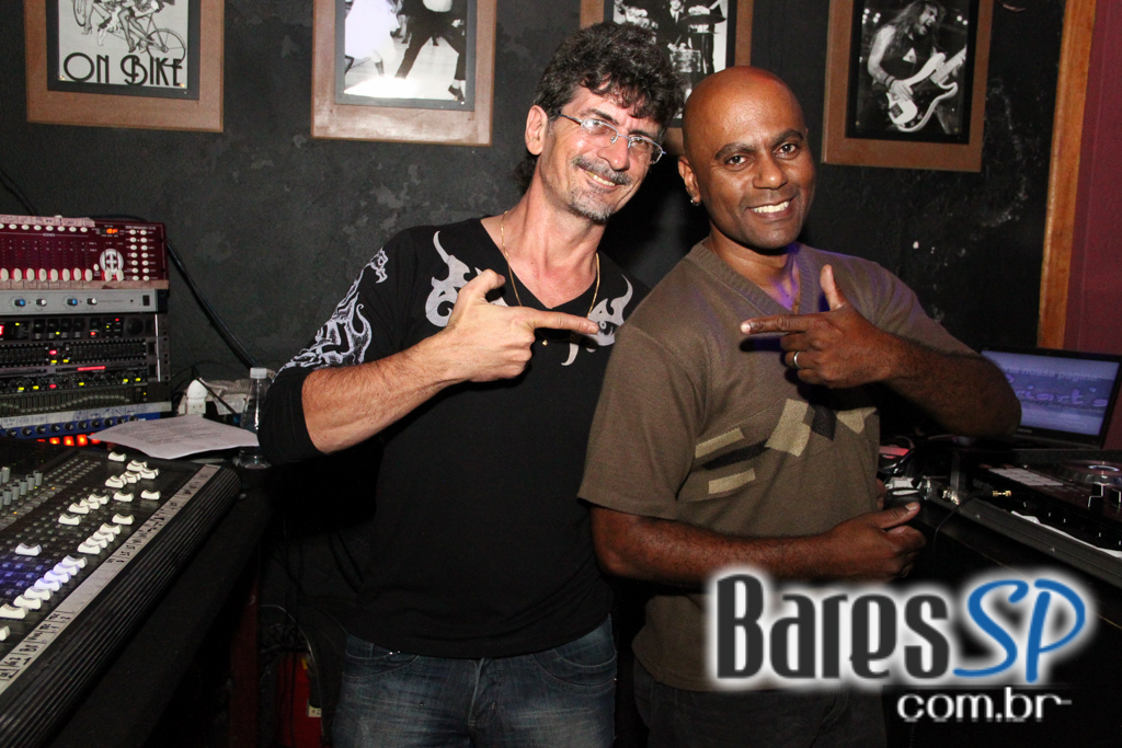 Bandas Sim Senhora e Time Zone embalaram a sexta-feira no Sky Music Bar Bandas Sim Senhora e Time Zone embalaram a sexta-feira no Sky Music Bar