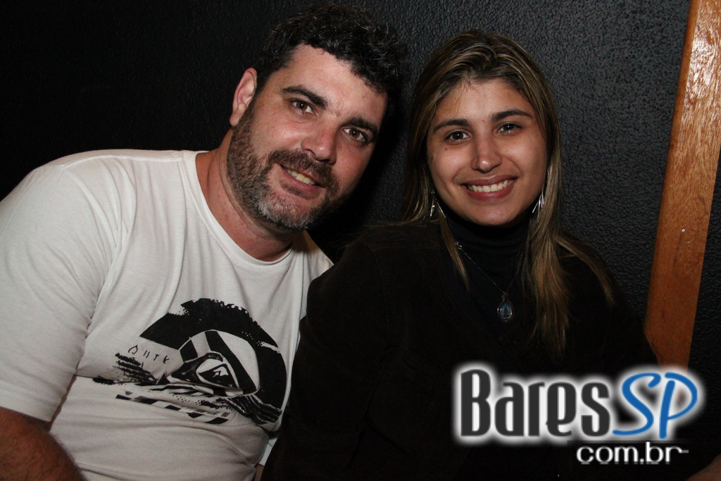 Bandas Sim Senhora e Time Zone embalaram a sexta-feira no Sky Music Bar Bandas Sim Senhora e Time Zone embalaram a sexta-feira no Sky Music Bar