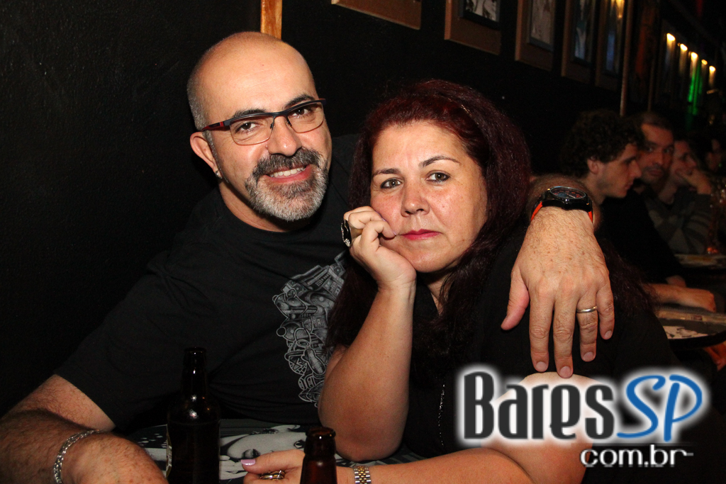 Bandas Sim Senhora e Time Zone embalaram a sexta-feira no Sky Music Bar Bandas Sim Senhora e Time Zone embalaram a sexta-feira no Sky Music Bar