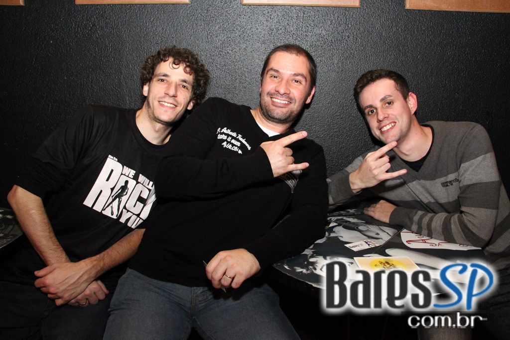 Bandas Sim Senhora e Time Zone embalaram a sexta-feira no Sky Music Bar Bandas Sim Senhora e Time Zone embalaram a sexta-feira no Sky Music Bar