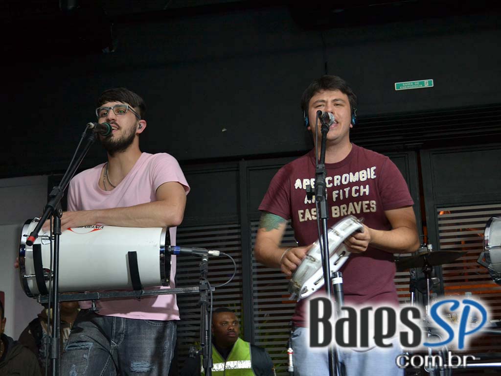 Samba da Vila agitou a noite de sábado no Bar Fidelis com convidados Samba da Vila agitou a noite de sábado no Bar Fidelis com convidados