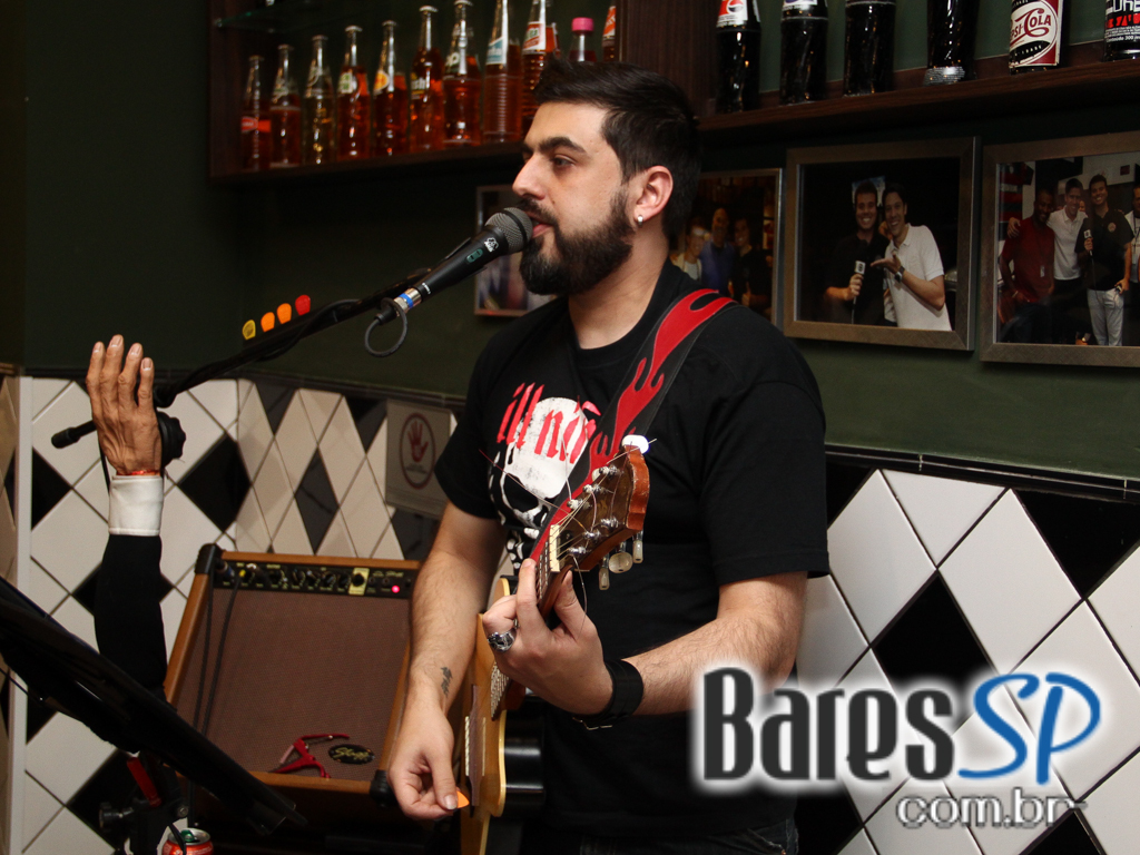 Robson de Azevedo embalou o Di Primeira Bar com muita música Robson de Azevedo embalou o Di Primeira Bar com muita música