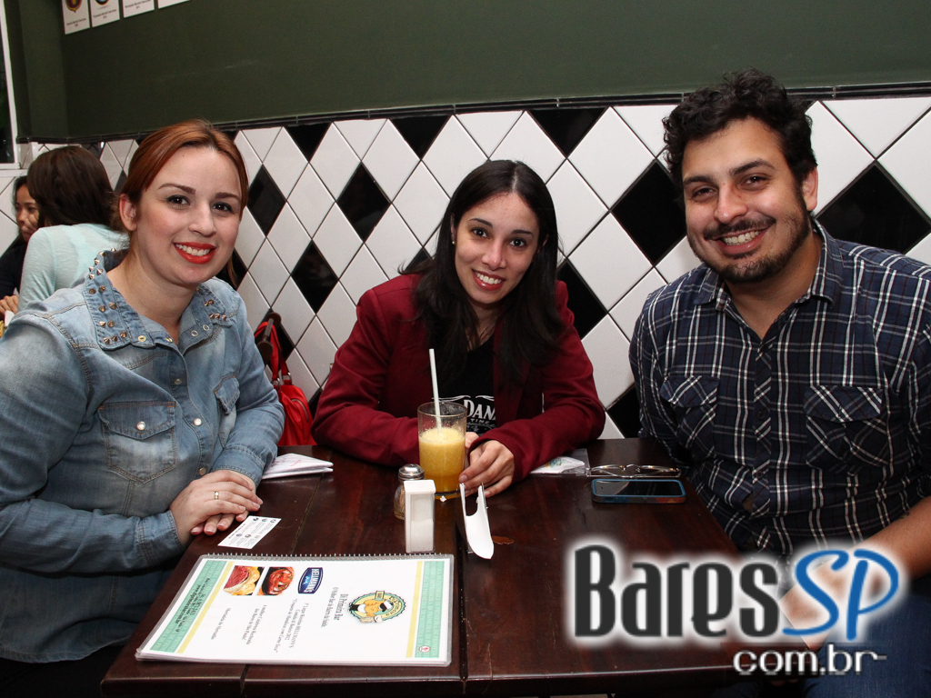 Robson de Azevedo embalou o Di Primeira Bar com muita música Robson de Azevedo embalou o Di Primeira Bar com muita música