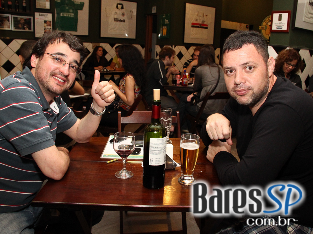 Robson de Azevedo embalou o Di Primeira Bar com muita música Robson de Azevedo embalou o Di Primeira Bar com muita música