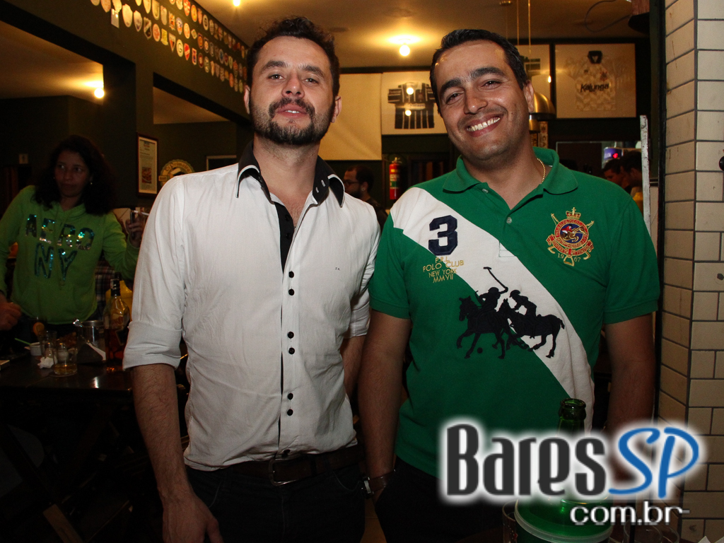Robson de Azevedo embalou o Di Primeira Bar com muita música Robson de Azevedo embalou o Di Primeira Bar com muita música