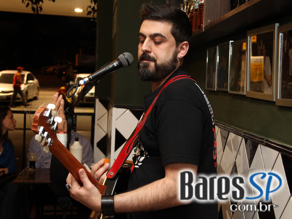 Robson de Azevedo embalou o Di Primeira Bar com muita música Robson de Azevedo embalou o Di Primeira Bar com muita música