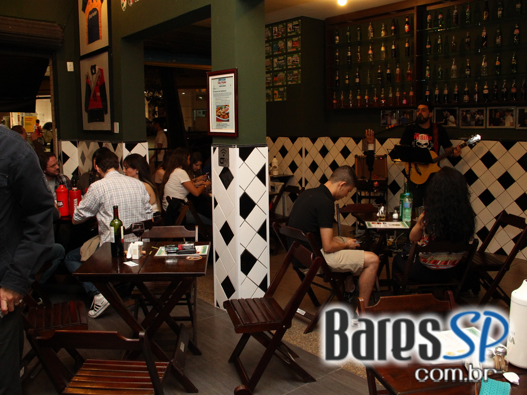 Robson de Azevedo embalou o Di Primeira Bar com muita música Robson de Azevedo embalou o Di Primeira Bar com muita música