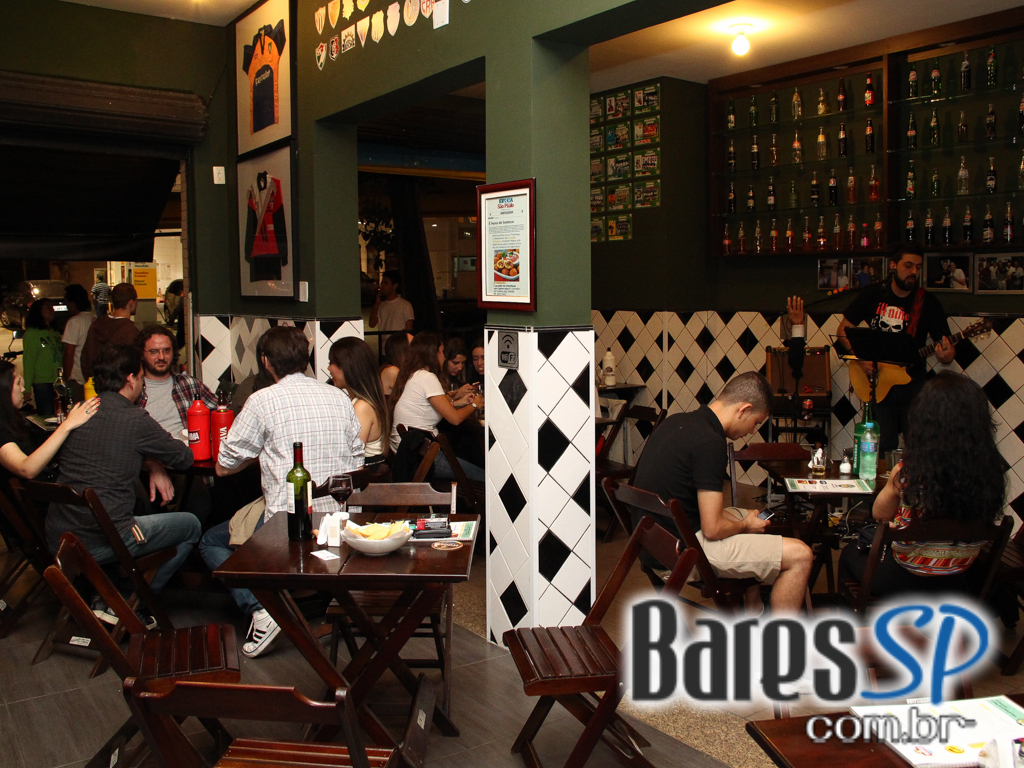 Robson de Azevedo embalou o Di Primeira Bar com muita música Robson de Azevedo embalou o Di Primeira Bar com muita música