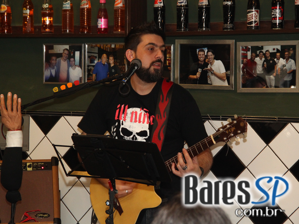 Robson de Azevedo embalou o Di Primeira Bar com muita música Robson de Azevedo embalou o Di Primeira Bar com muita música