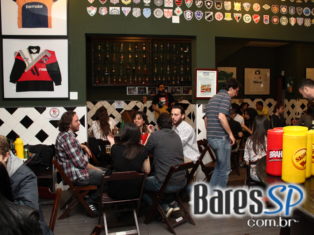 Robson de Azevedo embalou o Di Primeira Bar com muita música Robson de Azevedo embalou o Di Primeira Bar com muita música