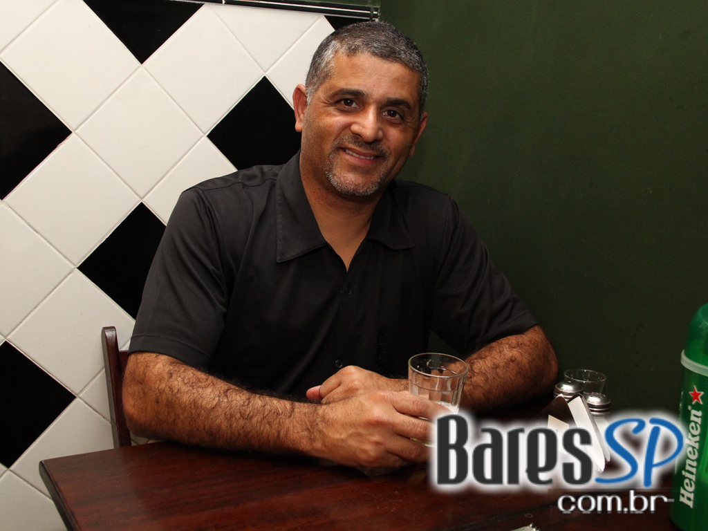 Robson de Azevedo embalou o Di Primeira Bar com muita música Robson de Azevedo embalou o Di Primeira Bar com muita música