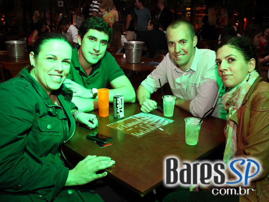 Sertanejo e samba embalaram a noite de sexta-feira no Bar Fidelis Sertanejo e samba embalaram a noite de sexta-feira no Bar Fidelis