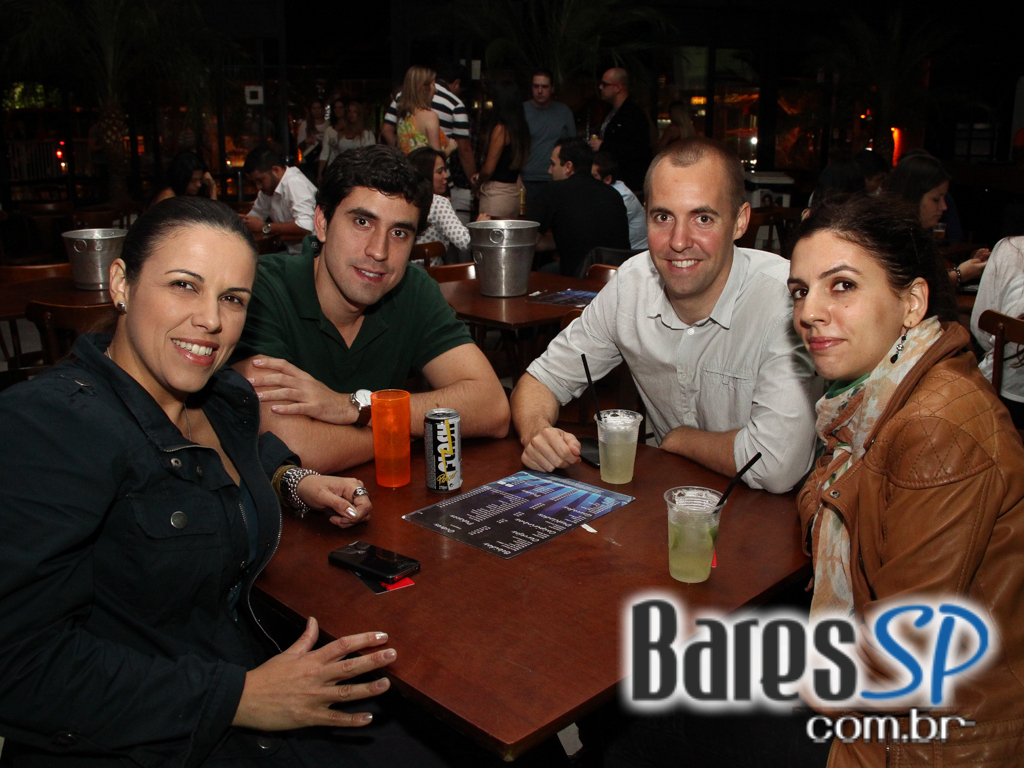 Sertanejo e samba embalaram a noite de sexta-feira no Bar Fidelis Sertanejo e samba embalaram a noite de sexta-feira no Bar Fidelis