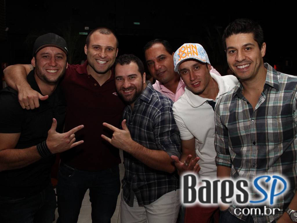 Sertanejo e samba embalaram a noite de sexta-feira no Bar Fidelis Sertanejo e samba embalaram a noite de sexta-feira no Bar Fidelis