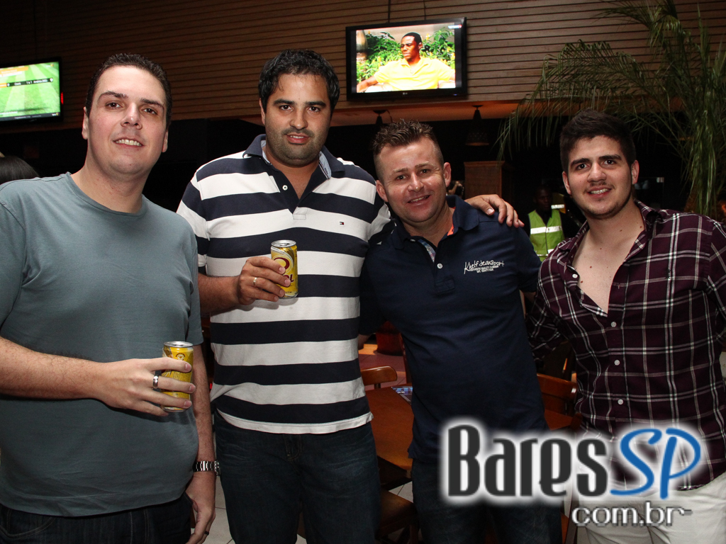 Sertanejo e samba embalaram a noite de sexta-feira no Bar Fidelis Sertanejo e samba embalaram a noite de sexta-feira no Bar Fidelis