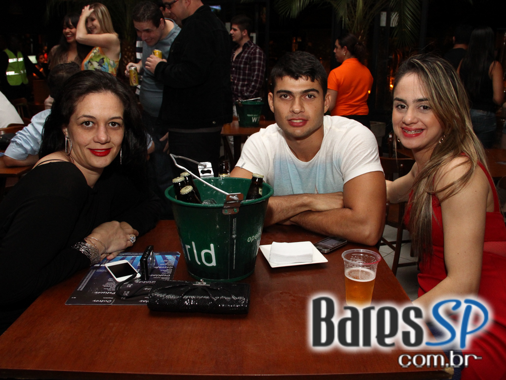 Sertanejo e samba embalaram a noite de sexta-feira no Bar Fidelis Sertanejo e samba embalaram a noite de sexta-feira no Bar Fidelis