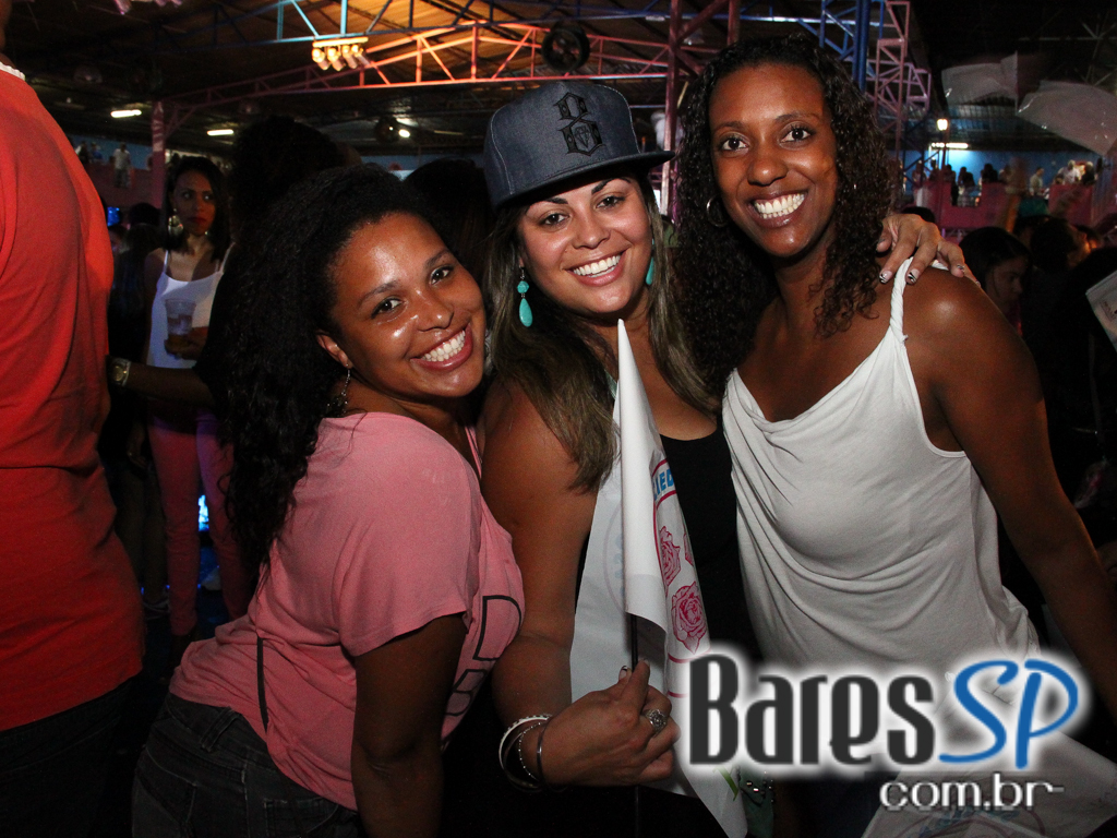 Rosas de Ouro completou 42 anos com festa repleta de samba Rosas de Ouro completou 42 anos com festa repleta de samba