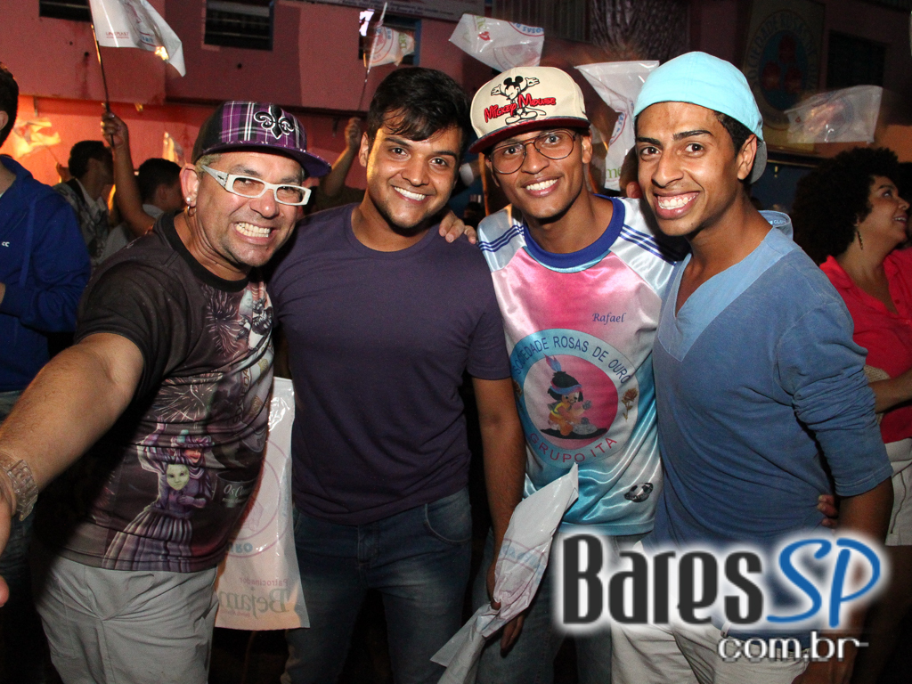 Rosas de Ouro completou 42 anos com festa repleta de samba Rosas de Ouro completou 42 anos com festa repleta de samba