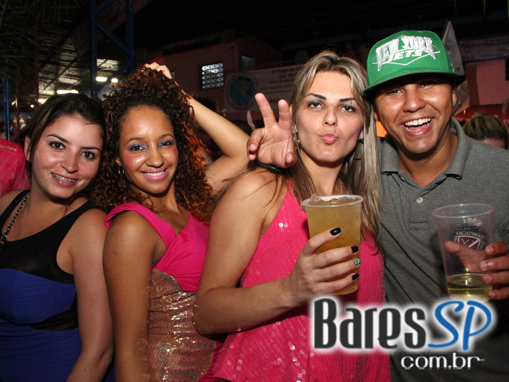 Rosas de Ouro completou 42 anos com festa repleta de samba Rosas de Ouro completou 42 anos com festa repleta de samba