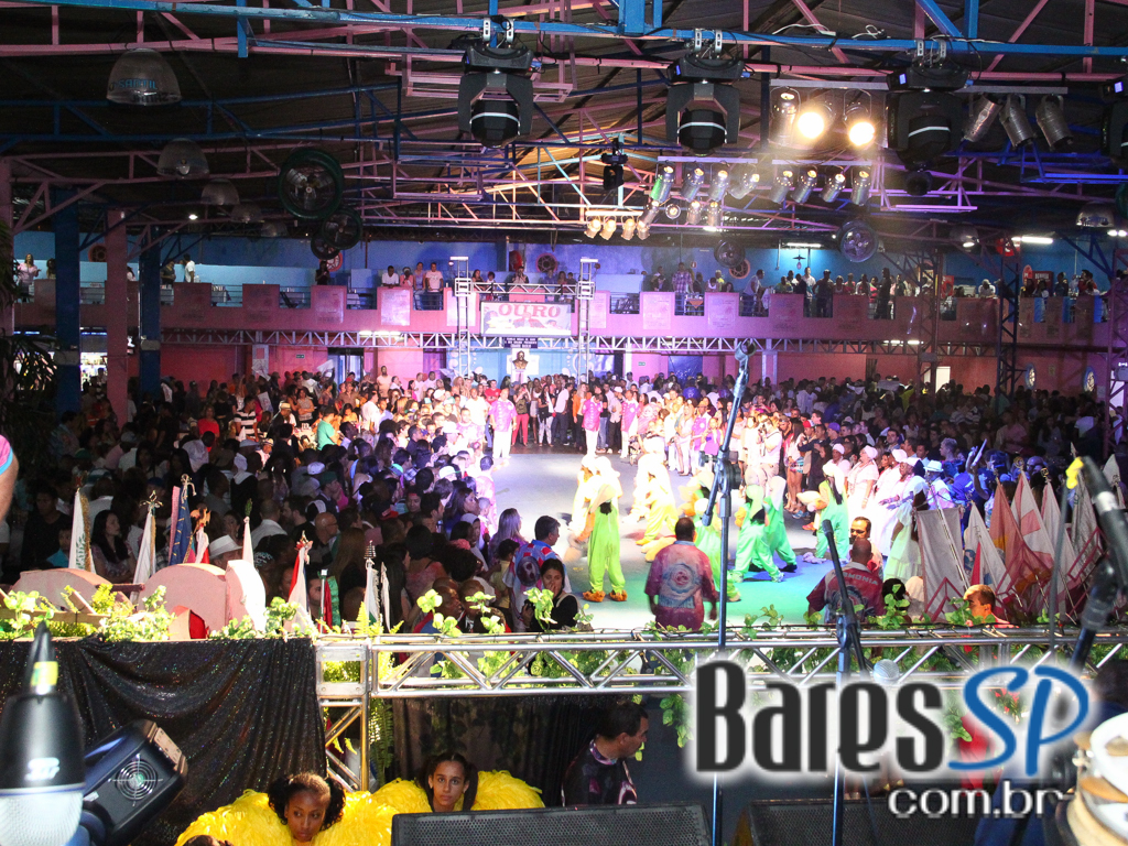Rosas de Ouro completou 42 anos com festa repleta de samba Rosas de Ouro completou 42 anos com festa repleta de samba