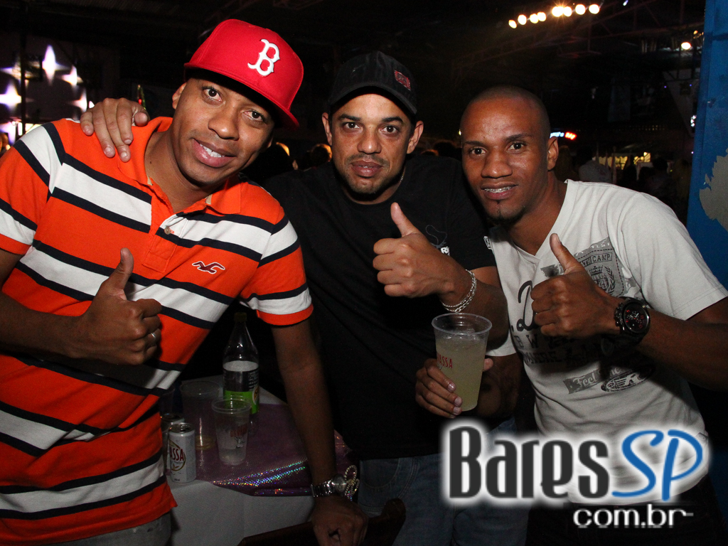 Rosas de Ouro completou 42 anos com festa repleta de samba Rosas de Ouro completou 42 anos com festa repleta de samba