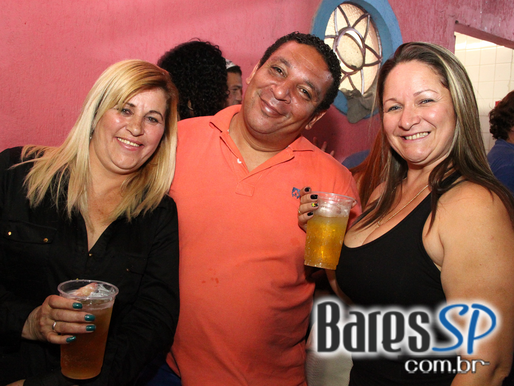 Rosas de Ouro completou 42 anos com festa repleta de samba Rosas de Ouro completou 42 anos com festa repleta de samba