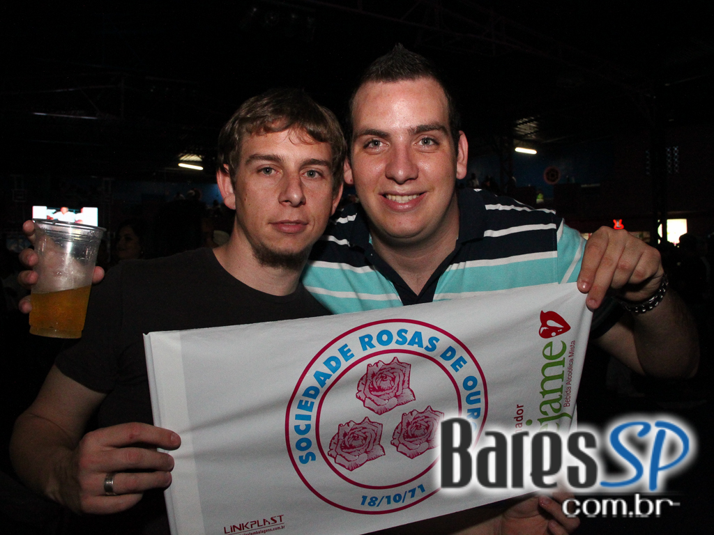 Rosas de Ouro completou 42 anos com festa repleta de samba Rosas de Ouro completou 42 anos com festa repleta de samba