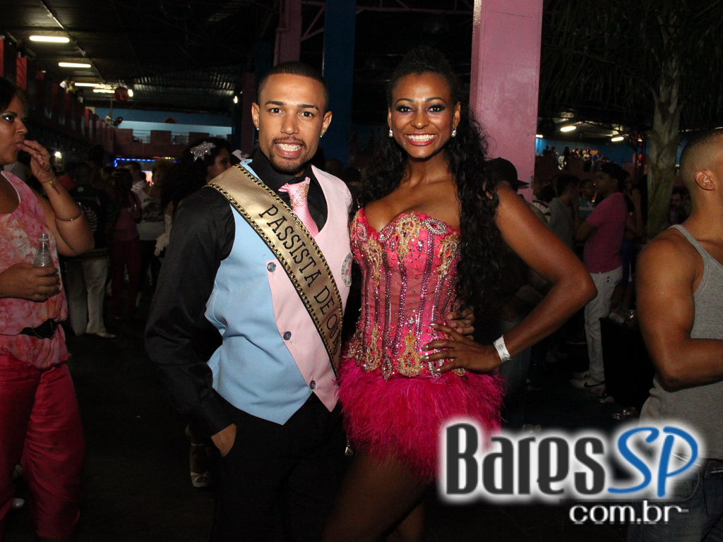 Rosas de Ouro completou 42 anos com festa repleta de samba Rosas de Ouro completou 42 anos com festa repleta de samba