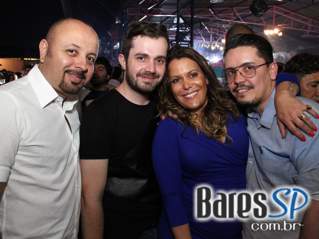 Rosas de Ouro completou 42 anos com festa repleta de samba Rosas de Ouro completou 42 anos com festa repleta de samba