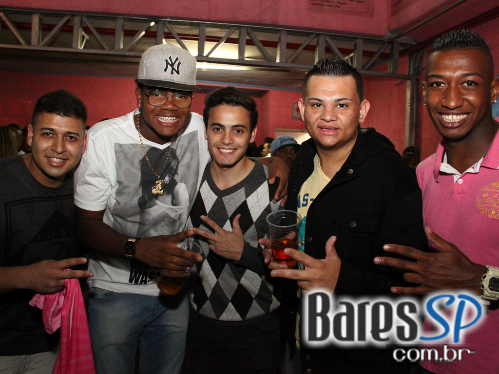 Rosas de Ouro completou 42 anos com festa repleta de samba Rosas de Ouro completou 42 anos com festa repleta de samba