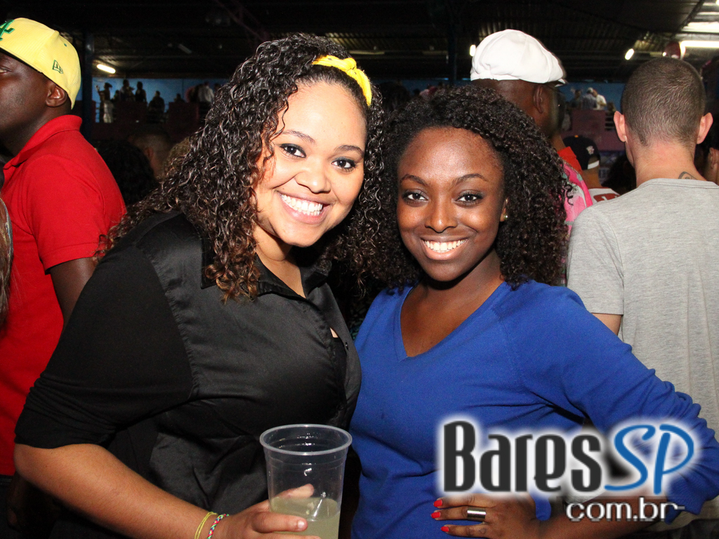 Rosas de Ouro completou 42 anos com festa repleta de samba Rosas de Ouro completou 42 anos com festa repleta de samba