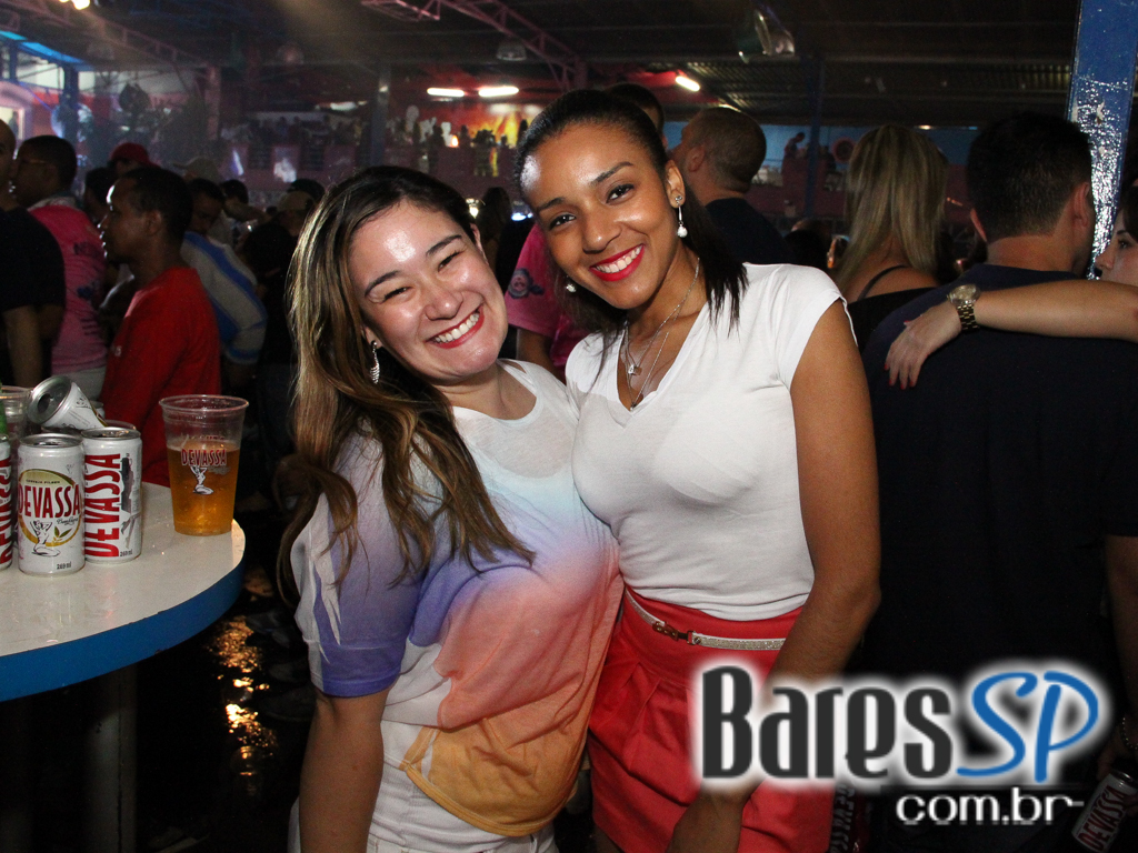 Rosas de Ouro completou 42 anos com festa repleta de samba Rosas de Ouro completou 42 anos com festa repleta de samba