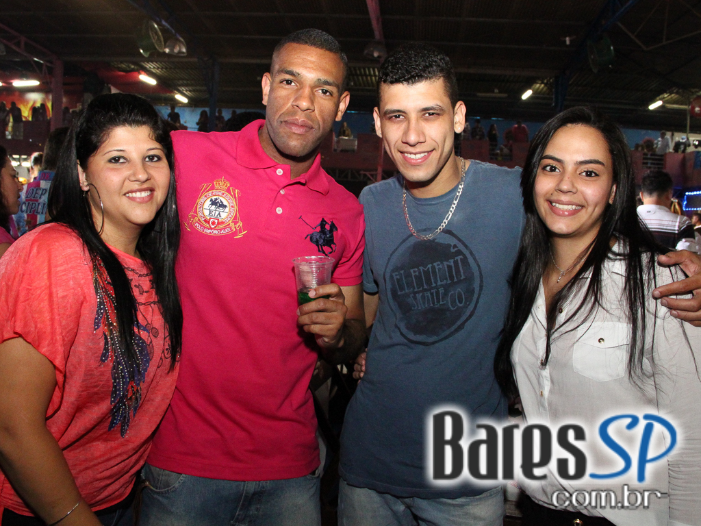 Rosas de Ouro completou 42 anos com festa repleta de samba Rosas de Ouro completou 42 anos com festa repleta de samba