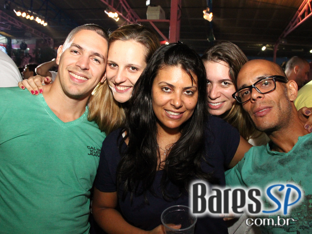 Rosas de Ouro completou 42 anos com festa repleta de samba Rosas de Ouro completou 42 anos com festa repleta de samba