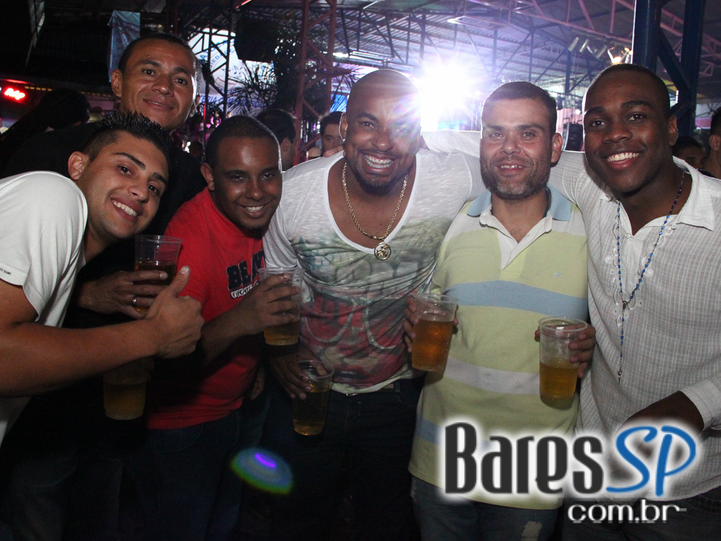 Rosas de Ouro completou 42 anos com festa repleta de samba Rosas de Ouro completou 42 anos com festa repleta de samba