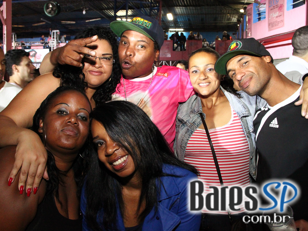 Rosas de Ouro completou 42 anos com festa repleta de samba Rosas de Ouro completou 42 anos com festa repleta de samba