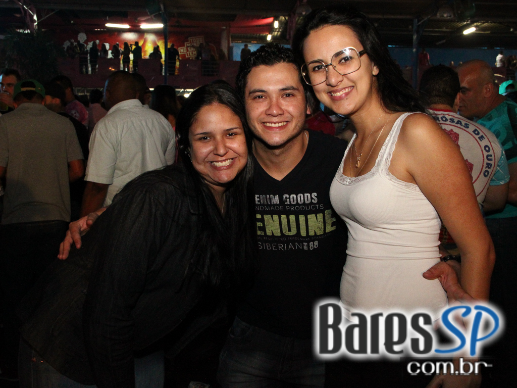 Rosas de Ouro completou 42 anos com festa repleta de samba Rosas de Ouro completou 42 anos com festa repleta de samba