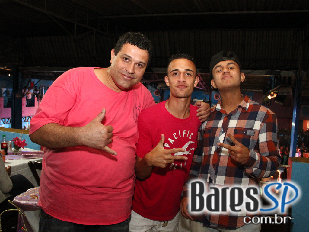 Rosas de Ouro completou 42 anos com festa repleta de samba Rosas de Ouro completou 42 anos com festa repleta de samba