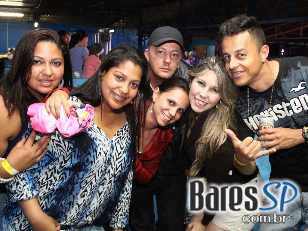 Rosas de Ouro completou 42 anos com festa repleta de samba Rosas de Ouro completou 42 anos com festa repleta de samba