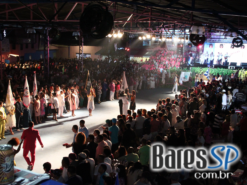 Rosas de Ouro completou 42 anos com festa repleta de samba Rosas de Ouro completou 42 anos com festa repleta de samba