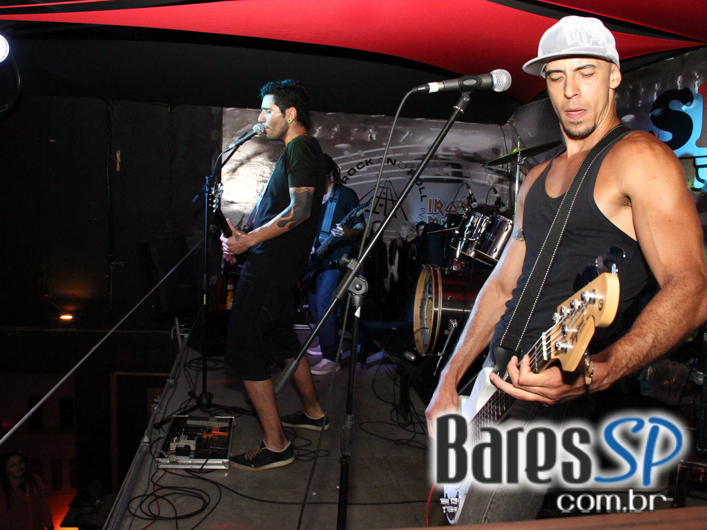Na sexta-feira a banda Back 8 se apresentou no Sky Music Bar Na sexta-feira a banda Back 8 se apresentou no Sky Music Bar