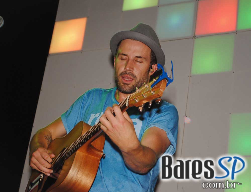 Mat Mchugh se apresentou no Na Mata Café na segunda Mat Mchugh se apresentou no Na Mata Café na segunda