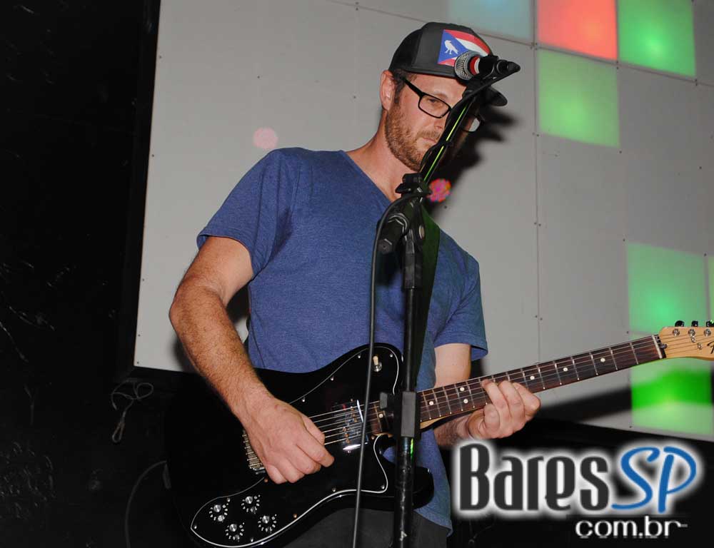 Mat Mchugh se apresentou no Na Mata Café na segunda Mat Mchugh se apresentou no Na Mata Café na segunda