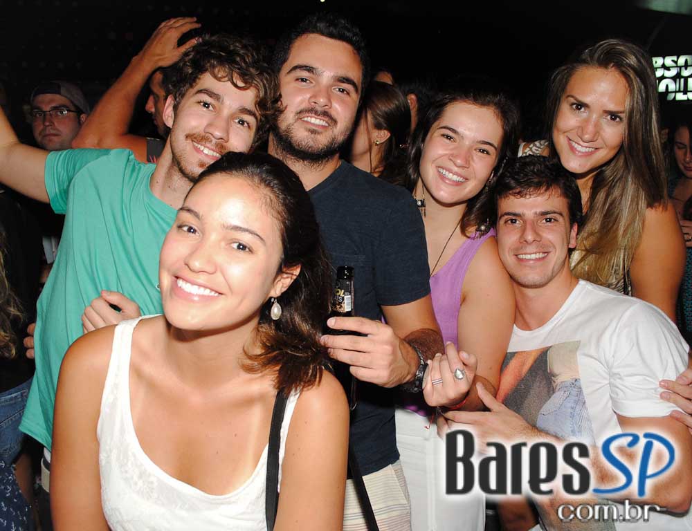 Mat Mchugh se apresentou no Na Mata Café na segunda Mat Mchugh se apresentou no Na Mata Café na segunda