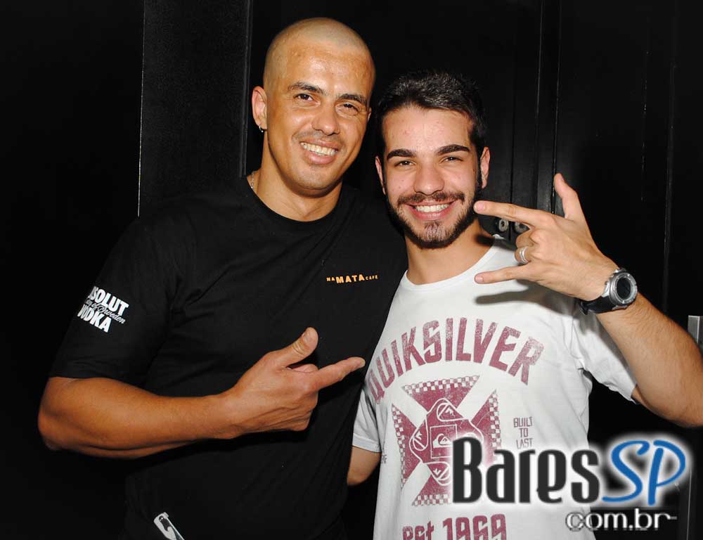 Mat Mchugh se apresentou no Na Mata Café na segunda Mat Mchugh se apresentou no Na Mata Café na segunda