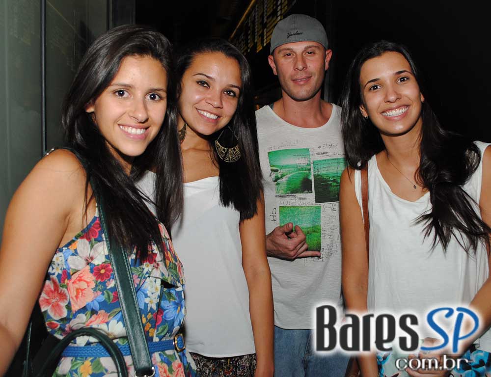 Mat Mchugh se apresentou no Na Mata Café na segunda Mat Mchugh se apresentou no Na Mata Café na segunda